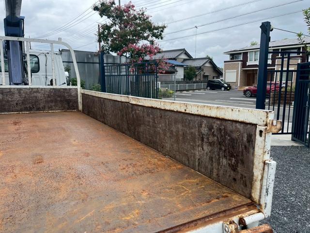 コンドル 標準ロング平ボディ４段クレーンラジコン付２．９ｔ積載３ｔ　（いすゞエルフ）☆最大積載量：３０００ｋｇ☆上物メーカー：タダノ製　年式：２００３年１２月製　２．９３ｔ吊り　ラジコン付き（送信機・受信機有り）☆ＮＯｘ・ＰＭ適合車！！　☆煤焼きなし☆生エンジン☆鉄床（44枚目）