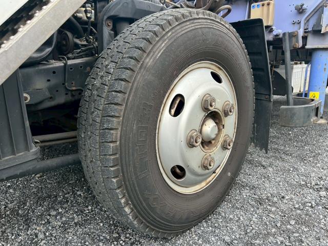 コンドル 標準ロング平ボディ４段クレーンラジコン付２．９ｔ積載３ｔ　（いすゞエルフ）☆最大積載量：３０００ｋｇ☆上物メーカー：タダノ製　年式：２００３年１２月製　２．９３ｔ吊り　ラジコン付き（送信機・受信機有り）☆ＮＯｘ・ＰＭ適合車！！　☆煤焼きなし☆生エンジン☆鉄床（47枚目）