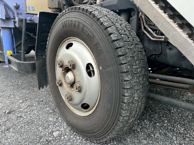 コンドル 標準ロング平ボディ４段クレーンラジコン付２．９ｔ積載３ｔ　（いすゞエルフ）☆最大積載量：３０００ｋｇ☆上物メーカー：タダノ製　年式：２００３年１２月製　２．９３ｔ吊り　ラジコン付き（送信機・受信機有り）☆ＮＯｘ・ＰＭ適合車！！　☆煤焼きなし☆生エンジン☆鉄床（49枚目）