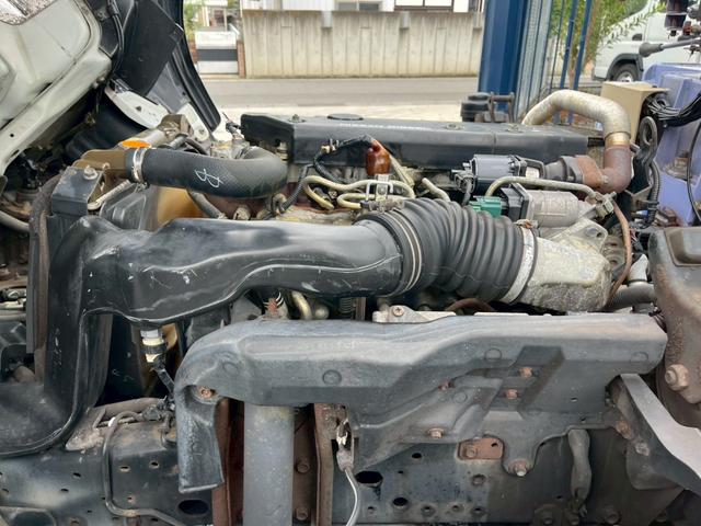 コンドル 標準ロング平ボディ４段クレーンラジコン付２．９ｔ積載３ｔ　（いすゞエルフ）☆最大積載量：３０００ｋｇ☆上物メーカー：タダノ製　年式：２００３年１２月製　２．９３ｔ吊り　ラジコン付き（送信機・受信機有り）☆ＮＯｘ・ＰＭ適合車！！　☆煤焼きなし☆生エンジン☆鉄床（55枚目）