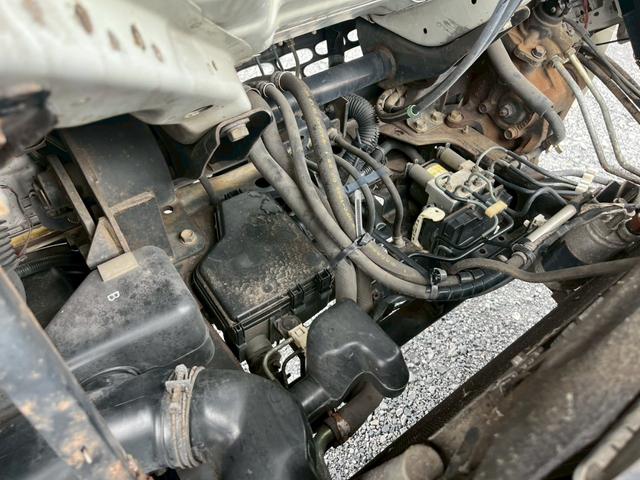 コンドル 標準ロング平ボディ４段クレーンラジコン付２．９ｔ積載３ｔ　（いすゞエルフ）☆最大積載量：３０００ｋｇ☆上物メーカー：タダノ製　年式：２００３年１２月製　２．９３ｔ吊り　ラジコン付き（送信機・受信機有り）☆ＮＯｘ・ＰＭ適合車！！　☆煤焼きなし☆生エンジン☆鉄床（58枚目）