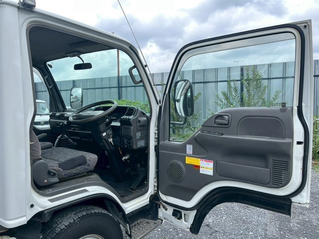 コンドル 標準ロング平ボディ４段クレーンラジコン付２．９ｔ積載３ｔ　（いすゞエルフ）☆最大積載量：３０００ｋｇ☆上物メーカー：タダノ製　年式：２００３年１２月製　２．９３ｔ吊り　ラジコン付き（送信機・受信機有り）☆ＮＯｘ・ＰＭ適合車！！　☆煤焼きなし☆生エンジン☆鉄床（61枚目）