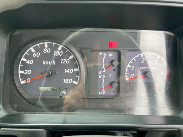 コンドル 標準ロング平ボディ４段クレーンラジコン付２．９ｔ積載３ｔ　（いすゞエルフ）☆最大積載量：３０００ｋｇ☆上物メーカー：タダノ製　年式：２００３年１２月製　２．９３ｔ吊り　ラジコン付き（送信機・受信機有り）☆ＮＯｘ・ＰＭ適合車！！　☆煤焼きなし☆生エンジン☆鉄床（69枚目）