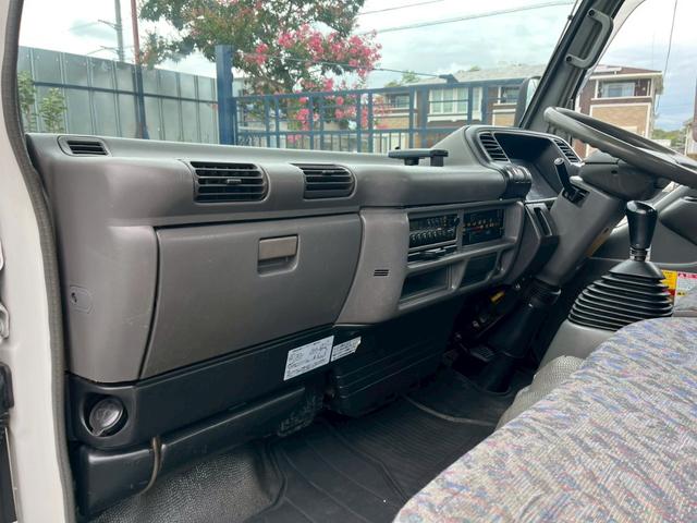 コンドル 標準ロング平ボディ４段クレーンラジコン付２．９ｔ積載３ｔ　（いすゞエルフ）☆最大積載量：３０００ｋｇ☆上物メーカー：タダノ製　年式：２００３年１２月製　２．９３ｔ吊り　ラジコン付き（送信機・受信機有り）☆ＮＯｘ・ＰＭ適合車！！　☆煤焼きなし☆生エンジン☆鉄床（79枚目）