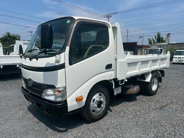 デュトロ 積載3tダンプ手動コボレーン付3方開5速MT ☆最大積載量:3000kg☆手動コボレーン付き☆3方開あおり☆ミッション5速マニュアル☆4000cc(136馬力・ターボ)☆実走行☆3人乗り☆集中ドアロック(2枚目)