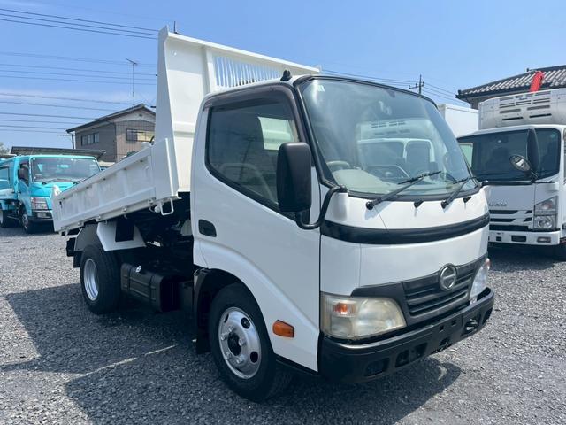 デュトロ 積載3tダンプ手動コボレーン付3方開5速MT ☆最大積載量:3000kg☆手動コボレーン付き☆3方開あおり☆ミッション5速マニュアル☆4000cc(136馬力・ターボ)☆実走行☆3人乗り☆集中ドアロック(5枚目)