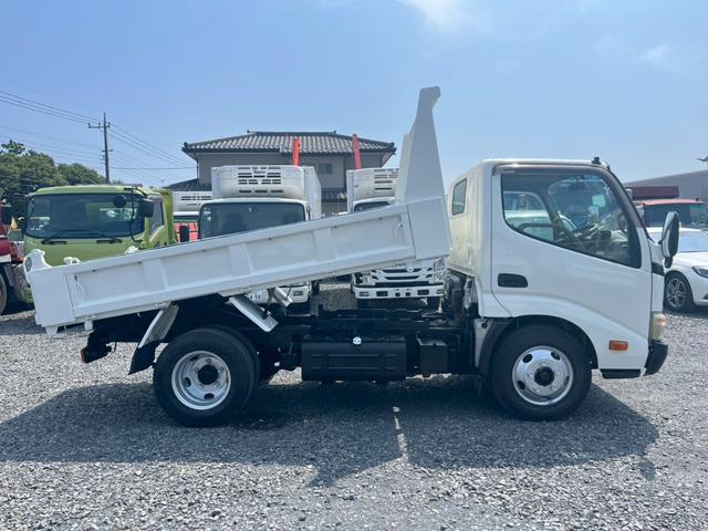 デュトロ 積載3tダンプ手動コボレーン付3方開5速MT ☆最大積載量:3000kg☆手動コボレーン付き☆3方開あおり☆ミッション5速マニュアル☆4000cc(136馬力・ターボ)☆実走行☆3人乗り☆集中ドアロック(8枚目)