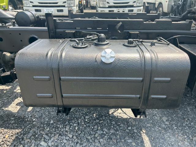 デュトロ 積載3tダンプ手動コボレーン付3方開5速MT ☆最大積載量:3000kg☆手動コボレーン付き☆3方開あおり☆ミッション5速マニュアル☆4000cc(136馬力・ターボ)☆実走行☆3人乗り☆集中ドアロック(27枚目)