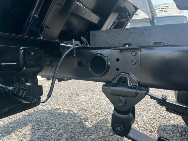 デュトロ 積載3tダンプ手動コボレーン付3方開5速MT ☆最大積載量:3000kg☆手動コボレーン付き☆3方開あおり☆ミッション5速マニュアル☆4000cc(136馬力・ターボ)☆実走行☆3人乗り☆集中ドアロック(29枚目)