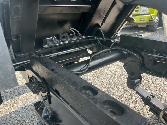 デュトロ 積載3tダンプ手動コボレーン付3方開5速MT ☆最大積載量:3000kg☆手動コボレーン付き☆3方開あおり☆ミッション5速マニュアル☆4000cc(136馬力・ターボ)☆実走行☆3人乗り☆集中ドアロック(33枚目)