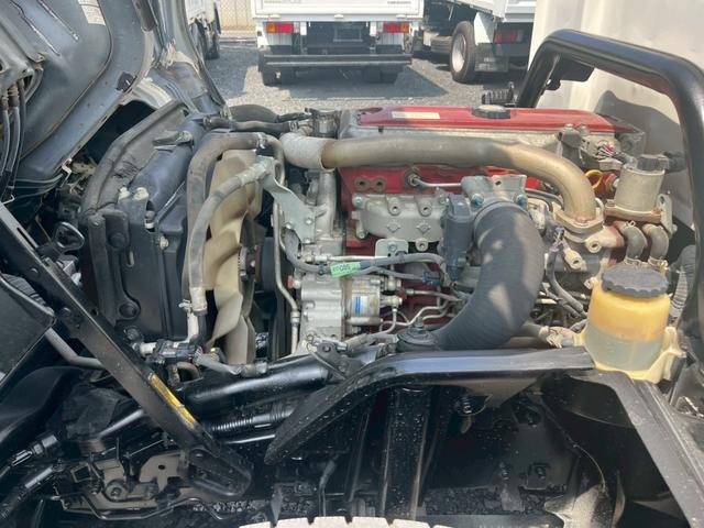 デュトロ 積載3tダンプ手動コボレーン付3方開5速MT ☆最大積載量:3000kg☆手動コボレーン付き☆3方開あおり☆ミッション5速マニュアル☆4000cc(136馬力・ターボ)☆実走行☆3人乗り☆集中ドアロック(52枚目)