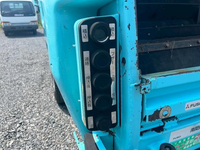 キャンター プレス式パッカー車塵芥車極東製5.9立米積載3t連続作動車 ☆上物メーカー:極東開発製 容積:5.9立米 型式:GB59-27-S☆汚水タンク付き☆最大積載量:3000kg☆ミ5速MT☆2990cc(150馬力・ターボ)☆実走行☆3人乗☆バックカメラ☆ドラレコ(30枚目)