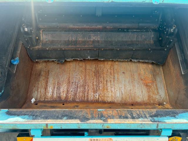 キャンター プレス式パッカー車塵芥車極東製5.9立米積載3t連続作動車 ☆上物メーカー:極東開発製 容積:5.9立米 型式:GB59-27-S☆汚水タンク付き☆最大積載量:3000kg☆ミ5速MT☆2990cc(150馬力・ターボ)☆実走行☆3人乗☆バックカメラ☆ドラレコ(38枚目)