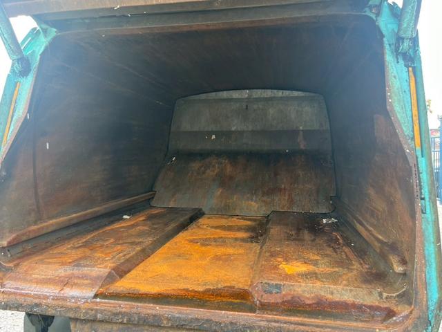 キャンター プレス式パッカー車塵芥車極東製5.9立米積載3t連続作動車 ☆上物メーカー:極東開発製 容積:5.9立米 型式:GB59-27-S☆汚水タンク付き☆最大積載量:3000kg☆ミ5速MT☆2990cc(150馬力・ターボ)☆実走行☆3人乗☆バックカメラ☆ドラレコ(41枚目)