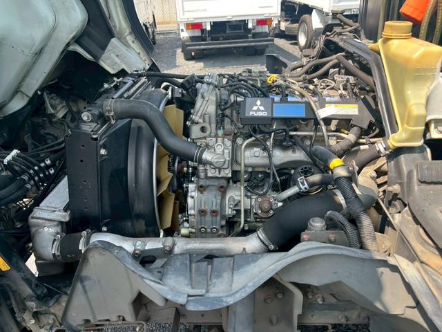 キャンター プレス式パッカー車塵芥車極東製5.9立米積載3t連続作動車 ☆上物メーカー:極東開発製 容積:5.9立米 型式:GB59-27-S☆汚水タンク付き☆最大積載量:3000kg☆ミ5速MT☆2990cc(150馬力・ターボ)☆実走行☆3人乗☆バックカメラ☆ドラレコ(59枚目)