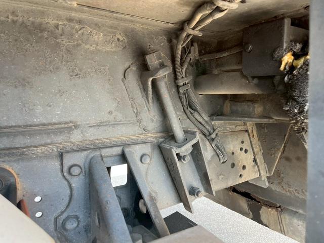 フォワード プレス式パッカー車 塵芥車10.2立米極東開発製連続作動車 ☆プレス式・スライド排出☆上物メーカー:極東開発製 型式:GB102-26-S 容積:10.2立米☆連続スイッチ付・連続作動車☆汚水タンク付き(ステンレス製)☆ペーパー仕様☆NOx・PM適合車!!(15枚目)