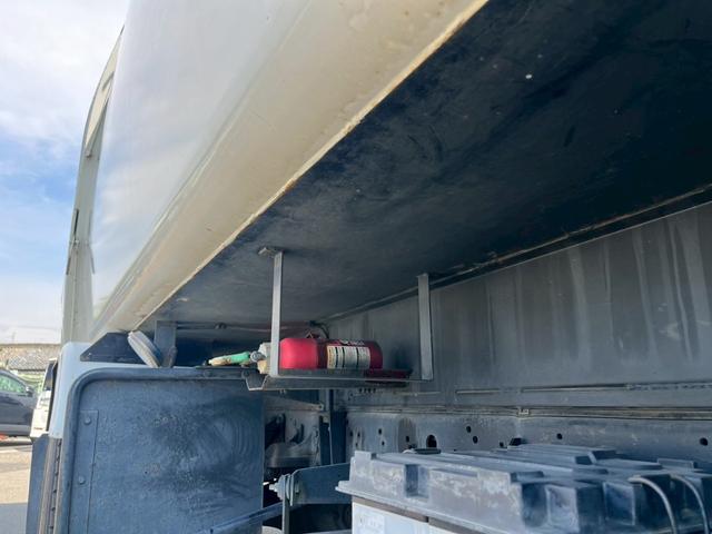 フォワード プレス式パッカー車 塵芥車10.2立米極東開発製連続作動車 ☆プレス式・スライド排出☆上物メーカー:極東開発製 型式:GB102-26-S 容積:10.2立米☆連続スイッチ付・連続作動車☆汚水タンク付き(ステンレス製)☆ペーパー仕様☆NOx・PM適合車!!(17枚目)