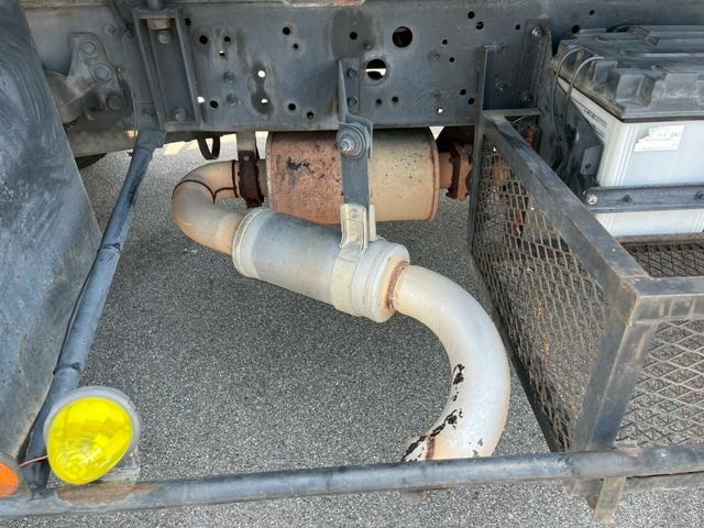 フォワード プレス式パッカー車 塵芥車10.2立米極東開発製連続作動車 ☆プレス式・スライド排出☆上物メーカー:極東開発製 型式:GB102-26-S 容積:10.2立米☆連続スイッチ付・連続作動車☆汚水タンク付き(ステンレス製)☆ペーパー仕様☆NOx・PM適合車!!(18枚目)