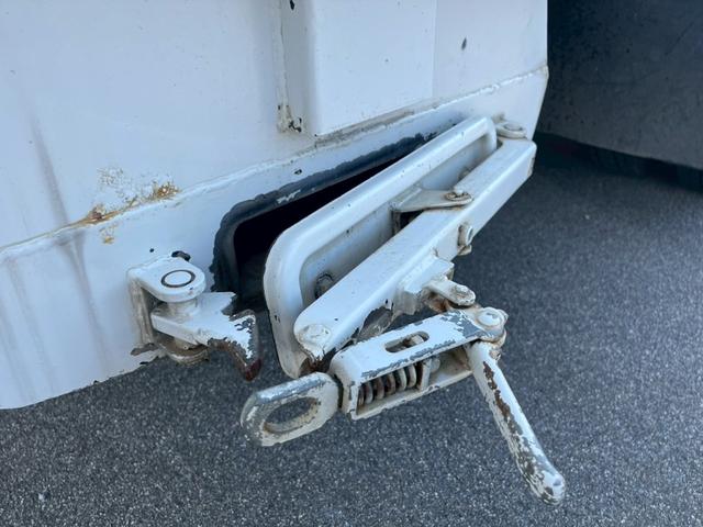 フォワード プレス式パッカー車 塵芥車10.2立米極東開発製連続作動車 ☆プレス式・スライド排出☆上物メーカー:極東開発製 型式:GB102-26-S 容積:10.2立米☆連続スイッチ付・連続作動車☆汚水タンク付き(ステンレス製)☆ペーパー仕様☆NOx・PM適合車!!(26枚目)