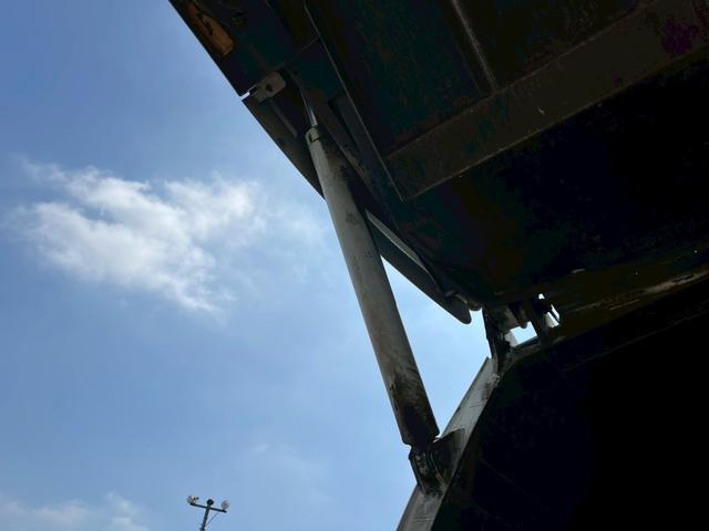 フォワード プレス式パッカー車 塵芥車10.2立米極東開発製連続作動車 ☆プレス式・スライド排出☆上物メーカー:極東開発製 型式:GB102-26-S 容積:10.2立米☆連続スイッチ付・連続作動車☆汚水タンク付き(ステンレス製)☆ペーパー仕様☆NOx・PM適合車!!(37枚目)