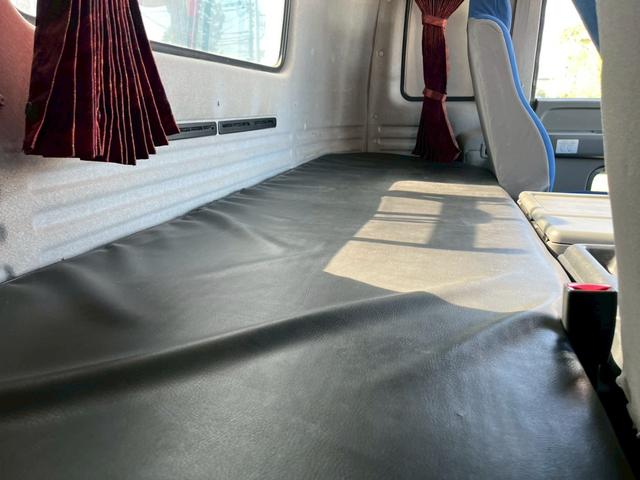 ギガ トレーラーヘッドダンプポンプPTO付き小平製 積載11.5t ハイルーフマニュアル☆ダンプPTO付き☆ダンプレバー付き☆第五輪荷重:11500kg☆メッキパーツ☆総輪アルミホイール☆デフロック☆ベッド付☆ETC付☆電格ミラー☆ヒーター付ミラー☆キーレス(66枚目)