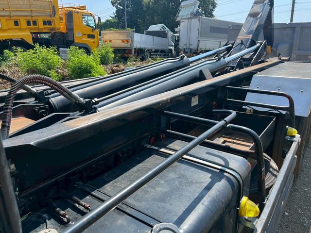 スーパーグレート ２２ｔアームロール新明和製ダブルシリンダー積載１１．４ｔ　予備検査付（車検１年付）☆新明和製型式：ＣＣＡ１０１２－１１製造：２００２年３月同年式☆ダブルシリンダー☆バッカン付☆最大積載量：１１４００ｋｇ☆７速ＭＴ☆１２８８０ｃｃ（３５０馬力・ターボ）☆２デフ（17枚目）