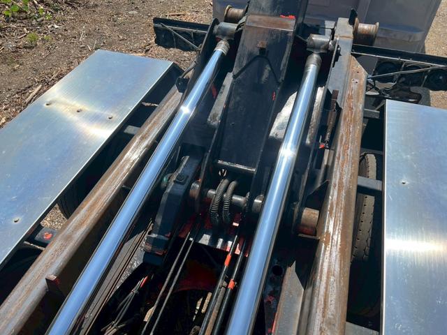 スーパーグレート ２２ｔアームロール新明和製ダブルシリンダー積載１１．４ｔ　予備検査付（車検１年付）☆新明和製型式：ＣＣＡ１０１２－１１製造：２００２年３月同年式☆ダブルシリンダー☆バッカン付☆最大積載量：１１４００ｋｇ☆７速ＭＴ☆１２８８０ｃｃ（３５０馬力・ターボ）☆２デフ（34枚目）