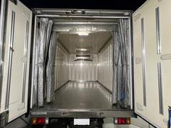 エルフトラック 冷蔵冷凍車中温設定−５℃東プレ製ワイドロングボディ　車検付き（令和８年２月５日）☆冷凍機メーカー：東プレ中温設定：−５℃〜＋３０℃☆積載量：２９５０ｋｇ☆ステンレス床☆仕切りカーテン付き☆ＡＴ車☆ターボ付☆バックカメラ☆電格ミラー 0404548A30250314W002 5