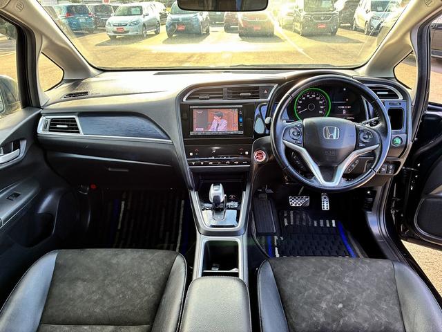 シャトル ハイブリッドＸ　ホンダセンシング　衝突軽減ブレーキ　レーンアシスト　純正ナビ　フルセグＴＶ　横滑り防止装置　アイドリングストップ　ＥＴＣ　シートヒーター　ＭＴモード　電動格納ミラー　ＬＥＤ　フォグランプ　バックカメラ　ＣＤ　ＤＶＤ（3枚目）