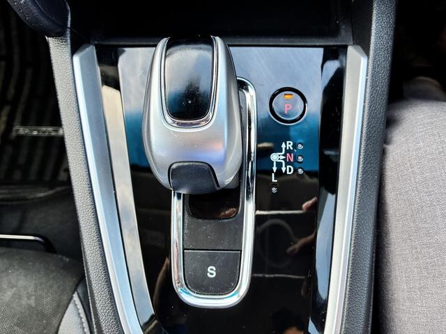 シャトル ハイブリッドＸ　ホンダセンシング　衝突軽減ブレーキ　レーンアシスト　純正ナビ　フルセグＴＶ　横滑り防止装置　アイドリングストップ　ＥＴＣ　シートヒーター　ＭＴモード　電動格納ミラー　ＬＥＤ　フォグランプ　バックカメラ　ＣＤ　ＤＶＤ（32枚目）