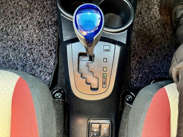 アクア S 横滑り防止ブレーキ アイドリングストップ USB ETC アイドリングストップ シートヒーター オートライト 電動格納ミラー パーキングスタート フルセグ(32枚目)