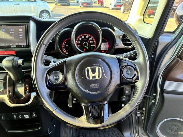 ☆展示前や納車前☆に、全車両の内外装を、一台一台真心込めて手作業で清掃！展示中も全車毎日、営業スタッフも一緒に、外装の拭き上げ清掃を行っています！！　だからこそ自信を持ってお勧めできる一台となります。