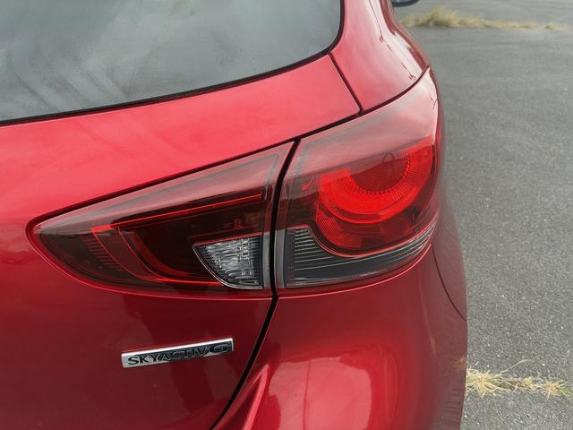 MAZDA2 15S スマートエディション レーンアシスト 純正ナビ フルセグ 全方位カメラ BT USB コーナーセンサー ドライブレコーダー パーキングアシスタント 電動格納ミラー LED オートライト 純正アルミホイール 横滑り防止装置(51枚目)