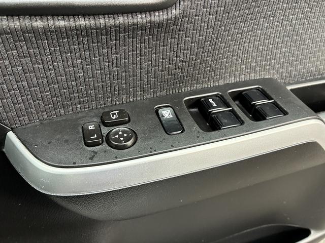 ソリオ ハイブリッドＭＸ　レンタアップ　ＳＤナビ　衝突軽減ブレーキ　バックカメラ　ＥＴＣ　ＢＴ　コーナーセンサー　クルーズコントロール　レーンアシスト　横滑り防止装置　片側電動スライドドア　パーキングアシスト　純正アルミ１５（50枚目）