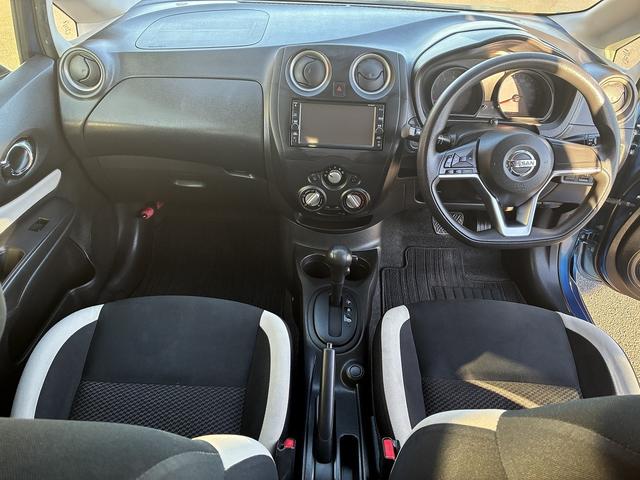 ノート Ｘ　レンタアップ　純正ナビ　衝突軽減ブレーキ　Ｂｌｕｅｔｏｏｔｈ　ＥＴＣ　レーンアシスト　ステアリングスイッチ　ＡＵＸ　電動格納ミラー　オートライト　アイドリングストップ　スマートキー　フロアマット（3枚目）
