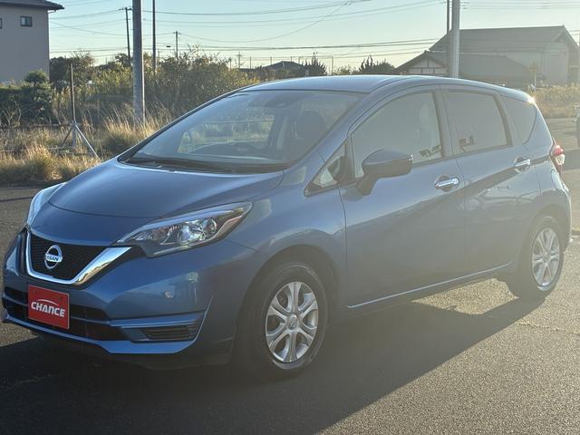 ノート Ｘ　レンタアップ　純正ナビ　衝突軽減ブレーキ　Ｂｌｕｅｔｏｏｔｈ　ＥＴＣ　レーンアシスト　ステアリングスイッチ　ＡＵＸ　電動格納ミラー　オートライト　アイドリングストップ　スマートキー　フロアマット（4枚目）