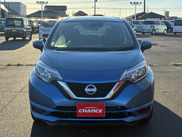 ノート Ｘ　レンタアップ　純正ナビ　衝突軽減ブレーキ　Ｂｌｕｅｔｏｏｔｈ　ＥＴＣ　レーンアシスト　ステアリングスイッチ　ＡＵＸ　電動格納ミラー　オートライト　アイドリングストップ　スマートキー　フロアマット（5枚目）