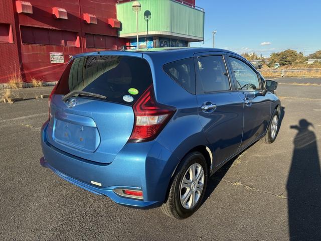 ノート Ｘ　レンタアップ　純正ナビ　衝突軽減ブレーキ　Ｂｌｕｅｔｏｏｔｈ　ＥＴＣ　レーンアシスト　ステアリングスイッチ　ＡＵＸ　電動格納ミラー　オートライト　アイドリングストップ　スマートキー　フロアマット（8枚目）