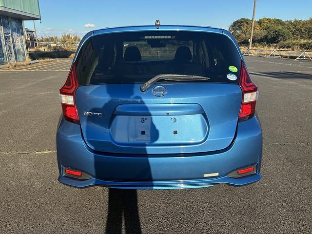 ノート Ｘ　レンタアップ　純正ナビ　衝突軽減ブレーキ　Ｂｌｕｅｔｏｏｔｈ　ＥＴＣ　レーンアシスト　ステアリングスイッチ　ＡＵＸ　電動格納ミラー　オートライト　アイドリングストップ　スマートキー　フロアマット（13枚目）