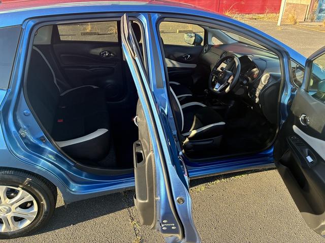 ノート Ｘ　レンタアップ　純正ナビ　衝突軽減ブレーキ　Ｂｌｕｅｔｏｏｔｈ　ＥＴＣ　レーンアシスト　ステアリングスイッチ　ＡＵＸ　電動格納ミラー　オートライト　アイドリングストップ　スマートキー　フロアマット（17枚目）