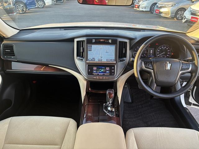 クラウン ロイヤル　純正ナビ　フルセグＴＶ　ＢＴ　ＥＴＣ　ＬＥＤ　Ｂカメラ　フォグランプ　オートライト　ステアリングスイッチ　横滑り防止装置　Ｗエアコン　純正アルミ１６インチ　カーテンエアバック　電動格納ミラー（3枚目）