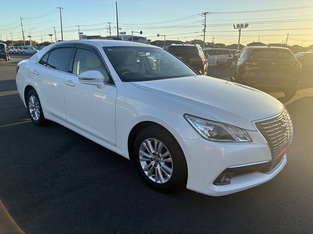 クラウン ロイヤル　純正ナビ　フルセグＴＶ　ＢＴ　ＥＴＣ　ＬＥＤ　Ｂカメラ　フォグランプ　オートライト　ステアリングスイッチ　横滑り防止装置　Ｗエアコン　純正アルミ１６インチ　カーテンエアバック　電動格納ミラー（6枚目）