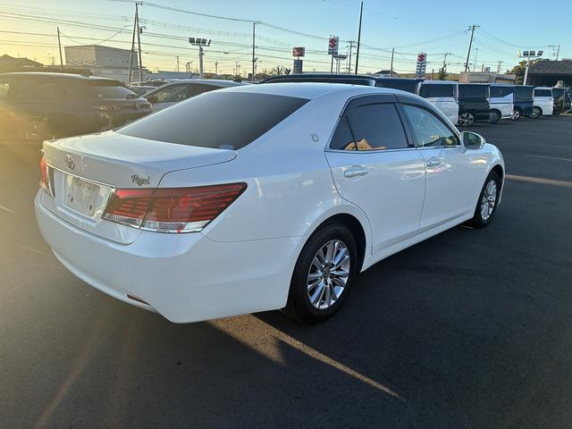 クラウン ロイヤル　純正ナビ　フルセグＴＶ　ＢＴ　ＥＴＣ　ＬＥＤ　Ｂカメラ　フォグランプ　オートライト　ステアリングスイッチ　横滑り防止装置　Ｗエアコン　純正アルミ１６インチ　カーテンエアバック　電動格納ミラー（8枚目）