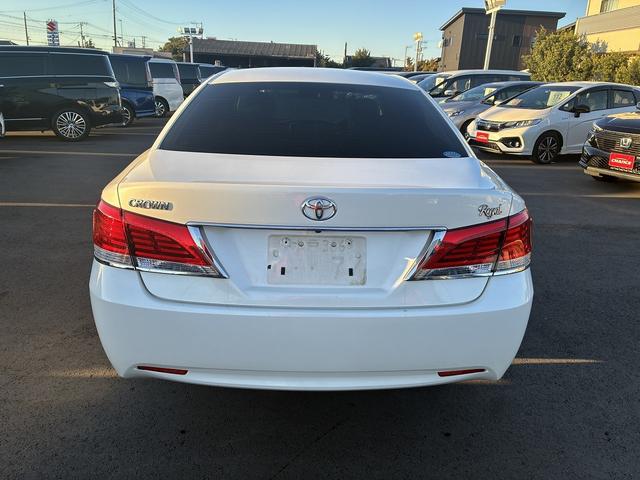 クラウン ロイヤル　純正ナビ　フルセグＴＶ　ＢＴ　ＥＴＣ　ＬＥＤ　Ｂカメラ　フォグランプ　オートライト　ステアリングスイッチ　横滑り防止装置　Ｗエアコン　純正アルミ１６インチ　カーテンエアバック　電動格納ミラー（9枚目）