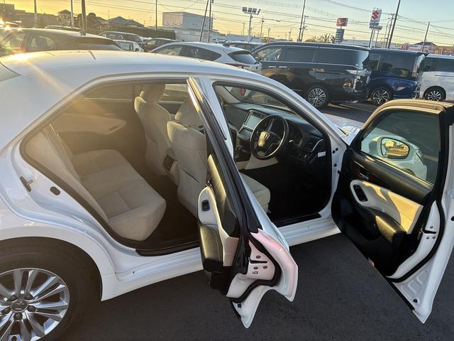 クラウン ロイヤル　純正ナビ　フルセグＴＶ　ＢＴ　ＥＴＣ　ＬＥＤ　Ｂカメラ　フォグランプ　オートライト　ステアリングスイッチ　横滑り防止装置　Ｗエアコン　純正アルミ１６インチ　カーテンエアバック　電動格納ミラー（17枚目）