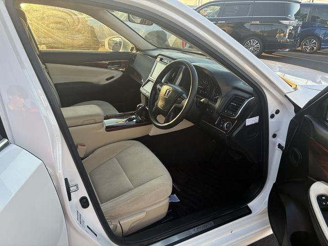 クラウン ロイヤル　純正ナビ　フルセグＴＶ　ＢＴ　ＥＴＣ　ＬＥＤ　Ｂカメラ　フォグランプ　オートライト　ステアリングスイッチ　横滑り防止装置　Ｗエアコン　純正アルミ１６インチ　カーテンエアバック　電動格納ミラー（18枚目）