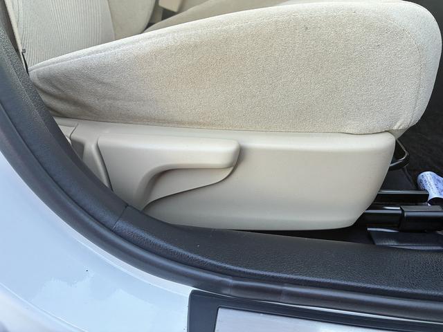 クラウン ロイヤル　純正ナビ　フルセグＴＶ　ＢＴ　ＥＴＣ　ＬＥＤ　Ｂカメラ　フォグランプ　オートライト　ステアリングスイッチ　横滑り防止装置　Ｗエアコン　純正アルミ１６インチ　カーテンエアバック　電動格納ミラー（19枚目）