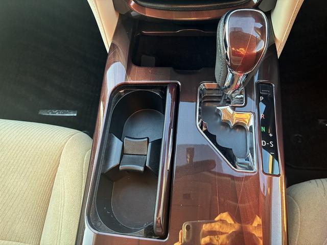 クラウン ロイヤル　純正ナビ　フルセグＴＶ　ＢＴ　ＥＴＣ　ＬＥＤ　Ｂカメラ　フォグランプ　オートライト　ステアリングスイッチ　横滑り防止装置　Ｗエアコン　純正アルミ１６インチ　カーテンエアバック　電動格納ミラー（29枚目）