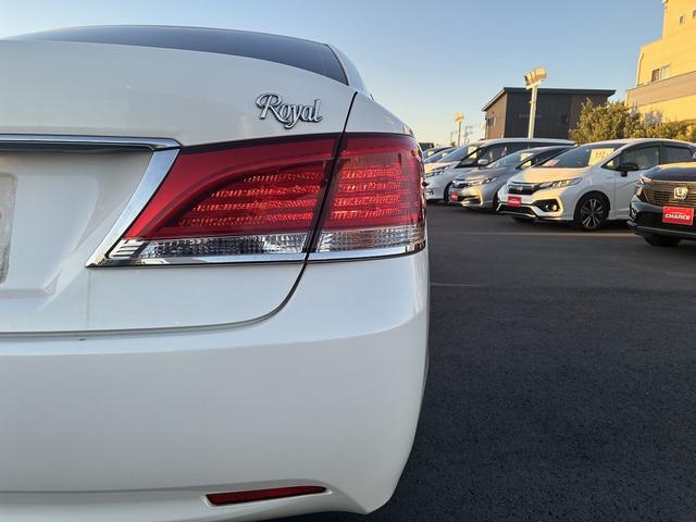 クラウン ロイヤル　純正ナビ　フルセグＴＶ　ＢＴ　ＥＴＣ　ＬＥＤ　Ｂカメラ　フォグランプ　オートライト　ステアリングスイッチ　横滑り防止装置　Ｗエアコン　純正アルミ１６インチ　カーテンエアバック　電動格納ミラー（50枚目）