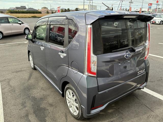 ステラ カスタムＲ　スマートアシスト　横滑り防止装置　衝突軽減ブレーキ　レーンアシスト　フルセグＴＶ　ＢＴ　ＵＳＢ　バックカメラ　パーキングアシスト　コーナーセンサー　シートヒーター　電動格納ミラー　ＬＥＤ　フォグランプ　オートライト（11枚目）